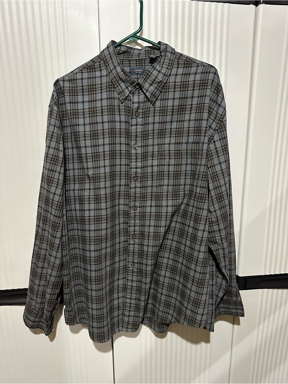 Arrow Men's Gray and Black Plaid Button-Down Shirt